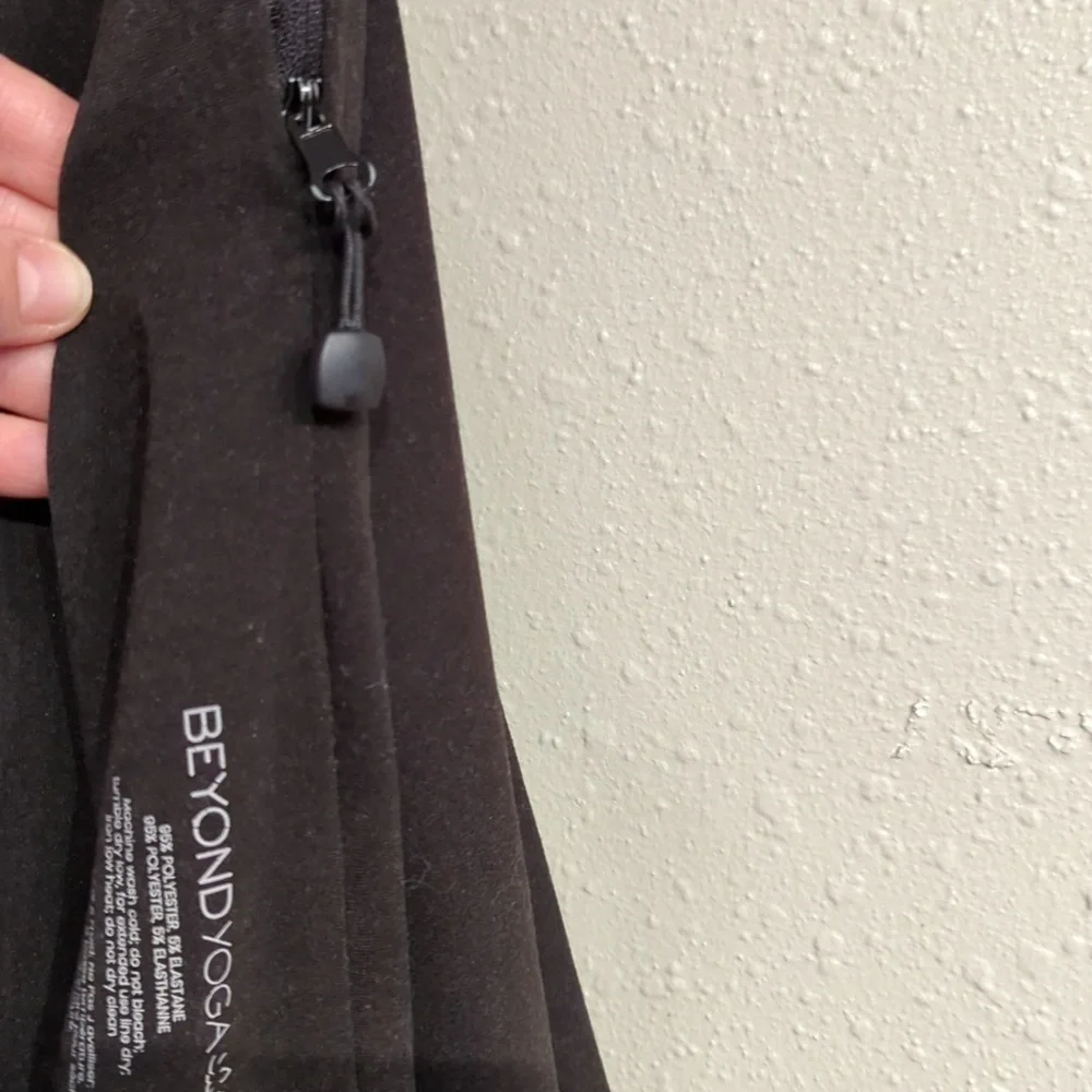 Beyond Yoga Infinity Warm Scarf Zip Pocket Black